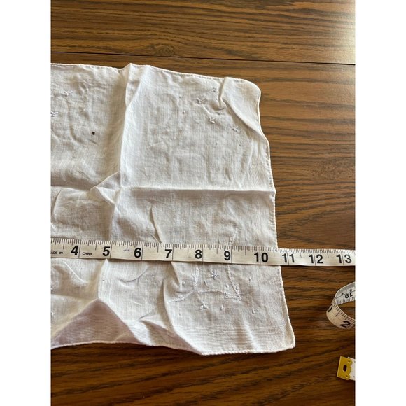 White embroidered handkerchiefs - Picture 16 of 16